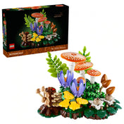 LEGO Botanicals Erdei gombák (11505) készlet dobozképe és a megépített erdei jelenet, amely légyölő galócákat, vadvirágokat, páfrányokat és különféle gombafajtákat ábrázol részletgazdag növényi kompozícióban.