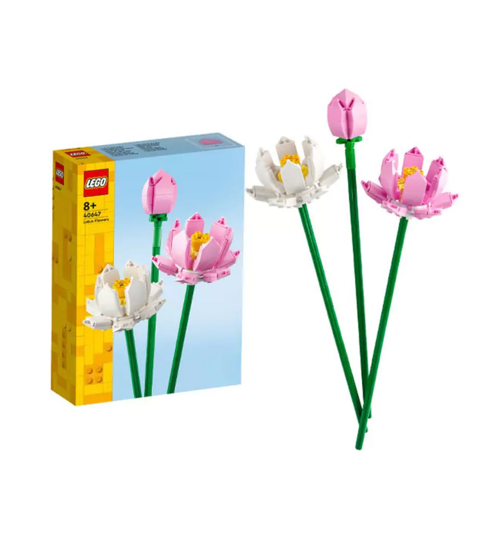 A LEGO Lotus Flowers (40647) készlet kibontva, a doboz mellett három megépített virág: egy zárt rózsaszín bimbó, egy nyitott rózsaszín lótusz és egy nyitott fehér virág, hosszú zöld szárakon.