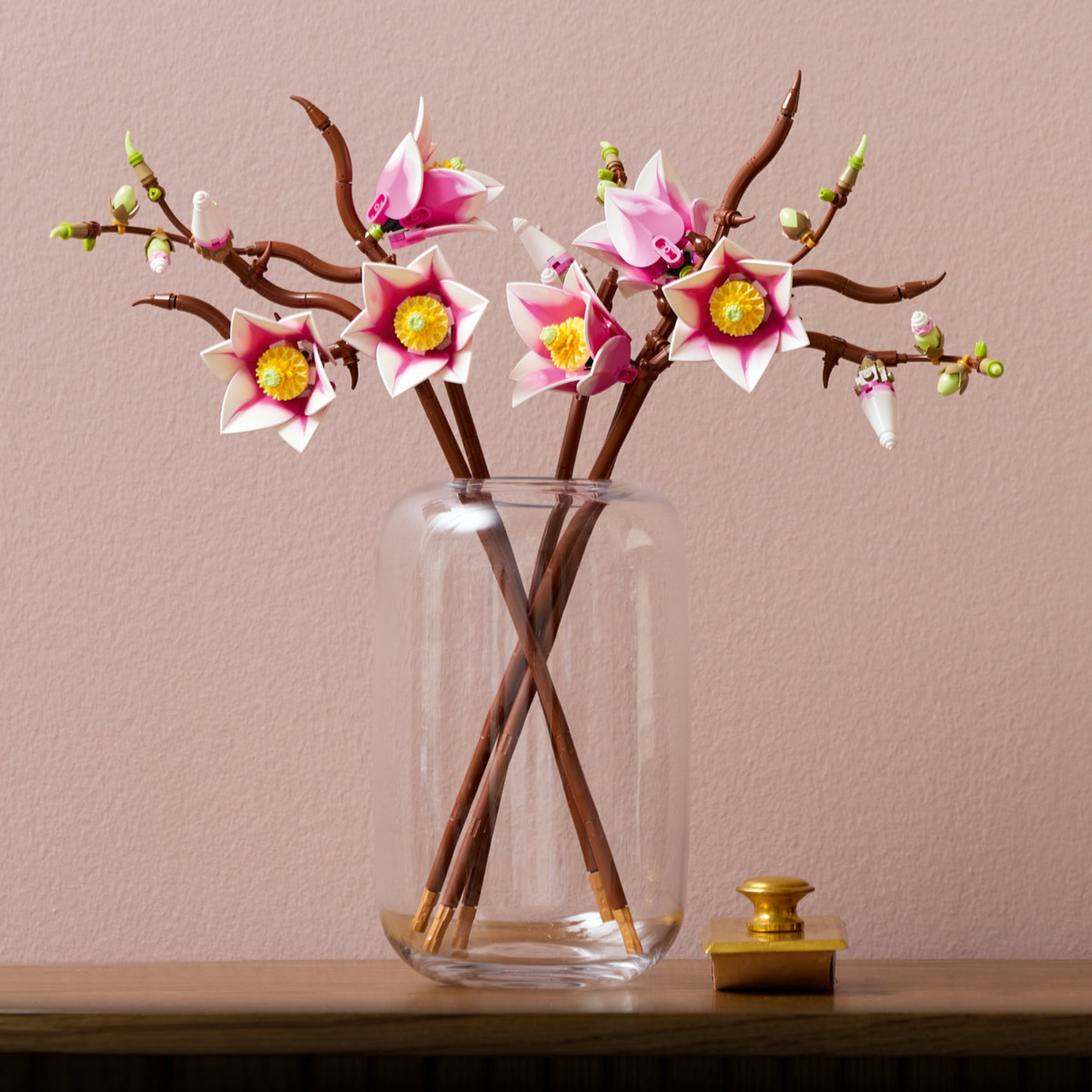 LEGO Botanicals Magnolia Branches 11510 magnólia ágak LEGO virágcsokor üveg vázában dekorációként elhelyezve.