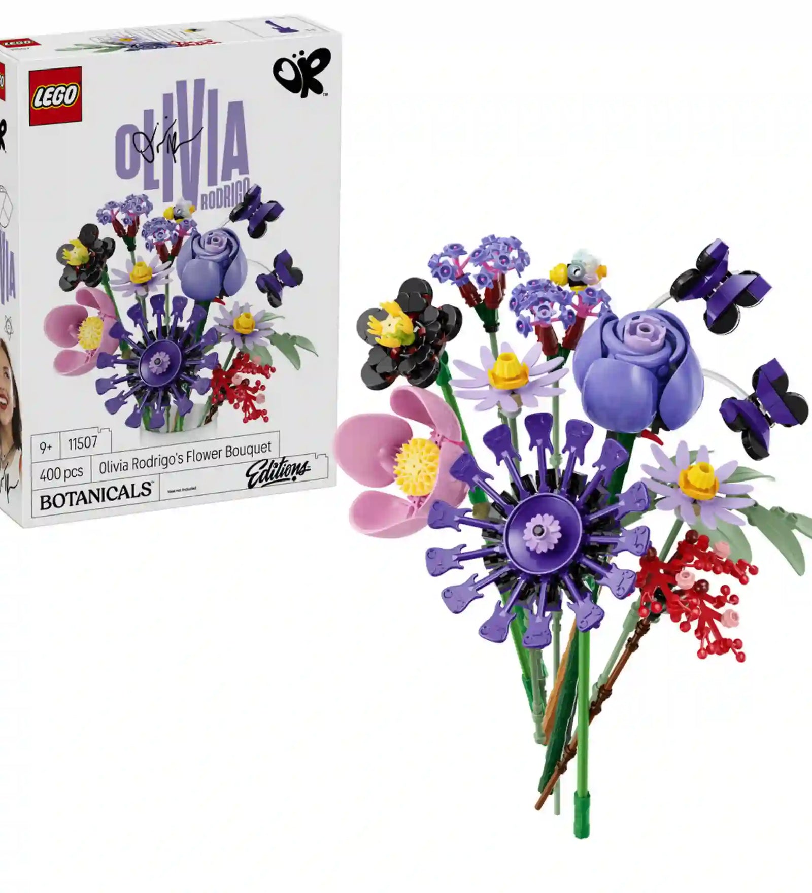 A LEGO Botanicals Olivia Rodrigo virágcsokra 11507 épített virágkompozíciója a készlet dobozával együtt.