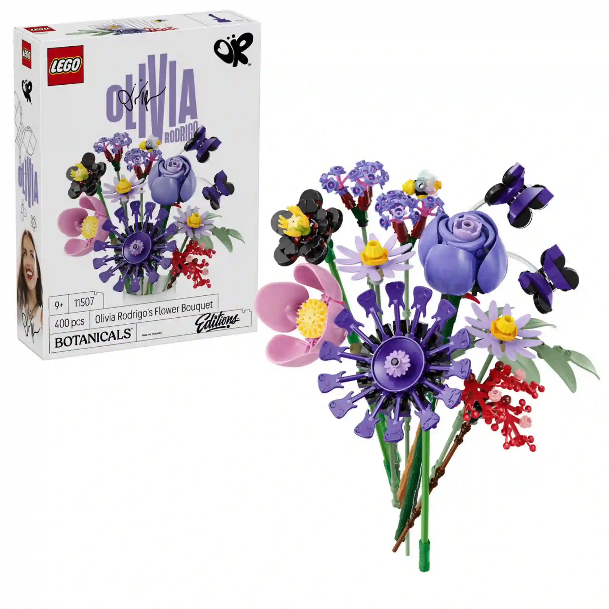 A LEGO Botanicals Olivia Rodrigo virágcsokra 11507 épített virágkompozíciója a készlet dobozával együtt.
