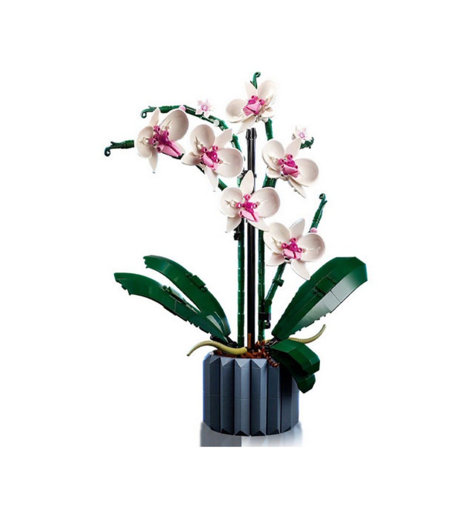 A LEGO Orchid (10311) készlet kész modellje elölről nézve, szimmetrikusan elrendezett fehér-rózsaszín virágokkal és zöld levelekkel a szürke kaspóban.