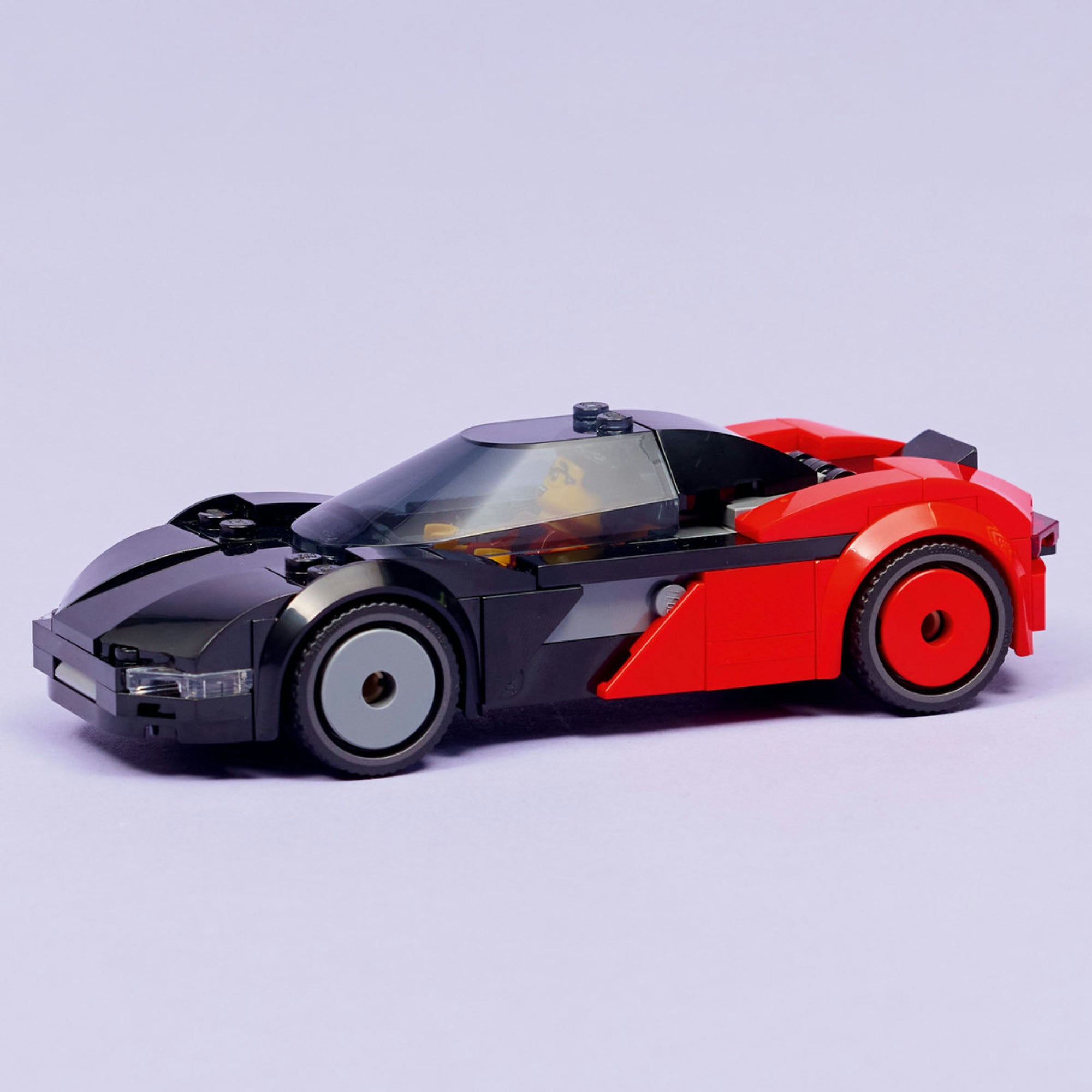 LEGO City Sports Car (60486) – a megépített sportautó közelről, részletes karosszéria és alacsony profilú forma.