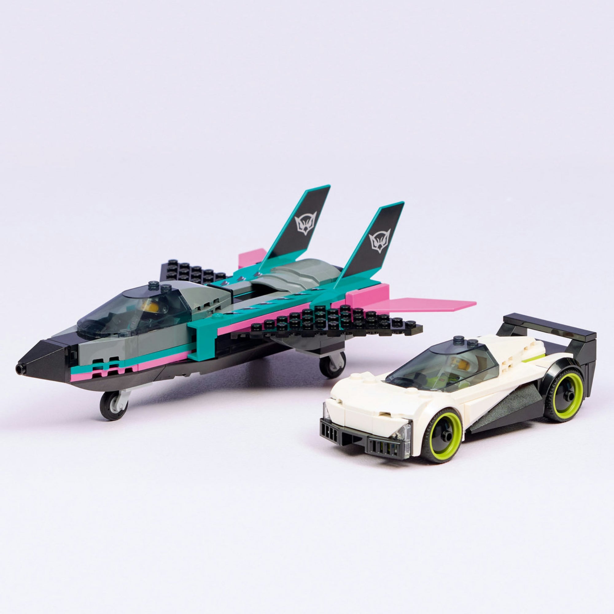 LEGO City Jet vs. Car vadászgép és sportautó egymás mellett, megépített modellek.