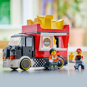 LEGO City Sültkrumplis food truck megépített modell minifigurákkal, játék közbeni életképen.