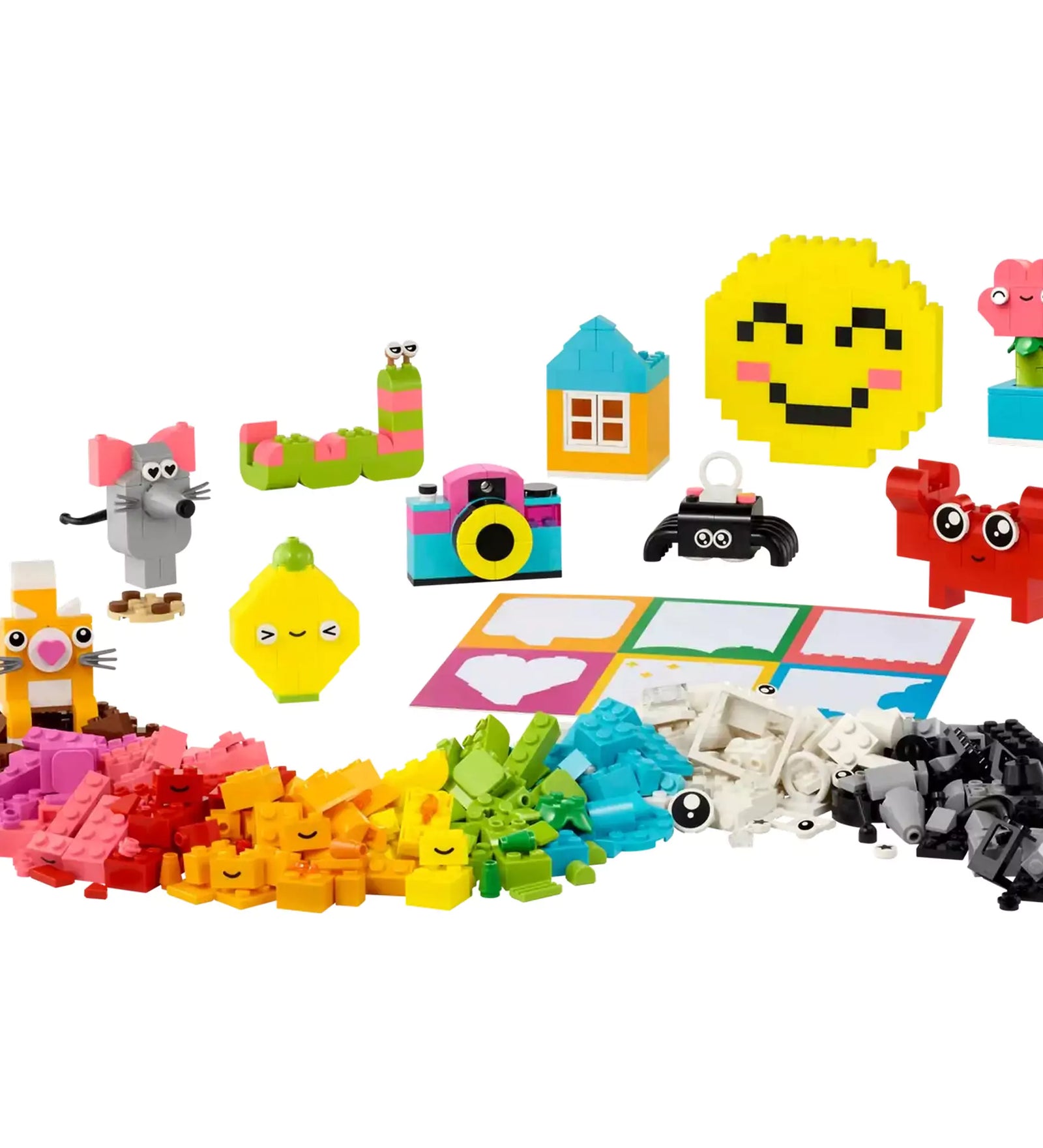 LEGO Classic Kreatív vidámságdoboz (11042) színes LEGO elemei szépen elrendezve, körülöttük különféle építmények, például házikó, egér és fényképezőgép.


