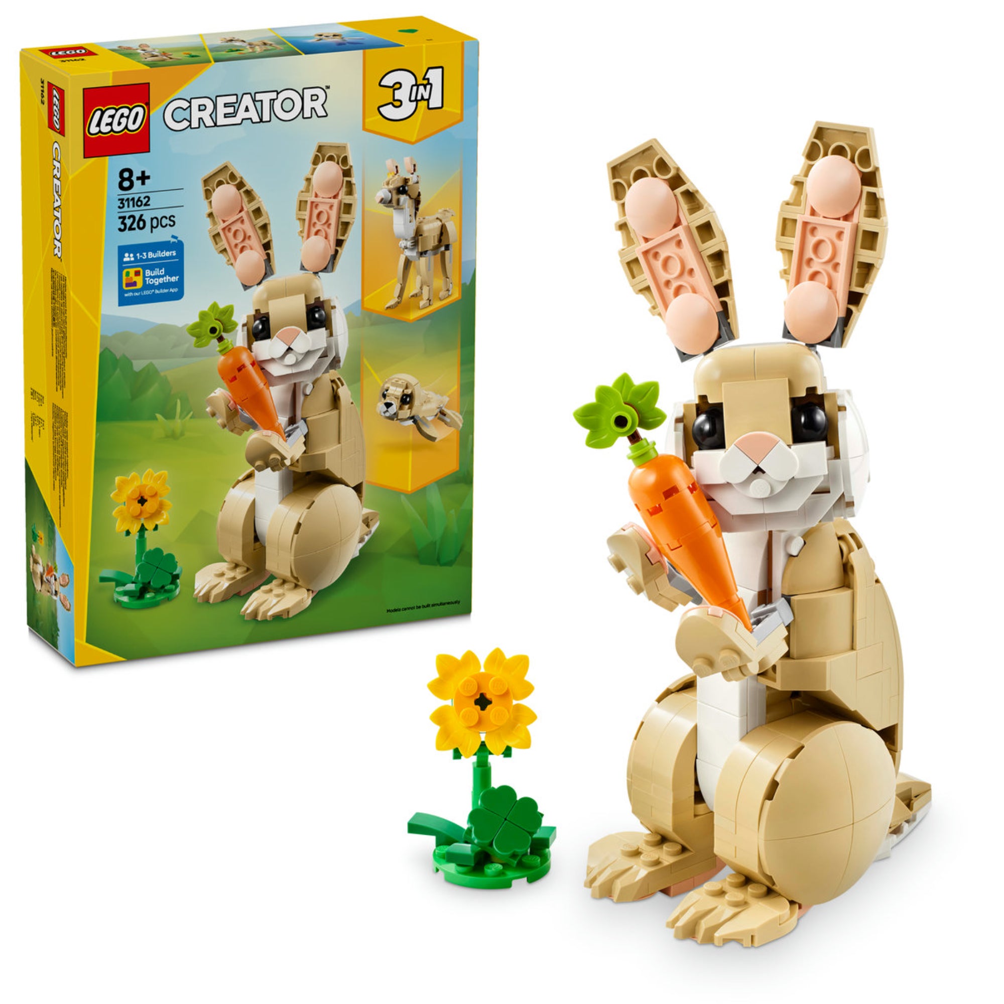 A LEGO Creator Aranyos Nyuszi 31162 készlet képe, bemutatva a felépített nyuszimodellt, amint egy nagy narancssárga répát tart. A nyuszi fehér és bézs színekben pompázik, nagy mozgatható fülekkel és kifejező szemekkel. A doboz a háttérben látható, amin két további állatmodell, egy láma és egy fóka, szintén megjelenik. A kép előterében egy virág díszít, ami a természetközeli témához kapcsolódik.