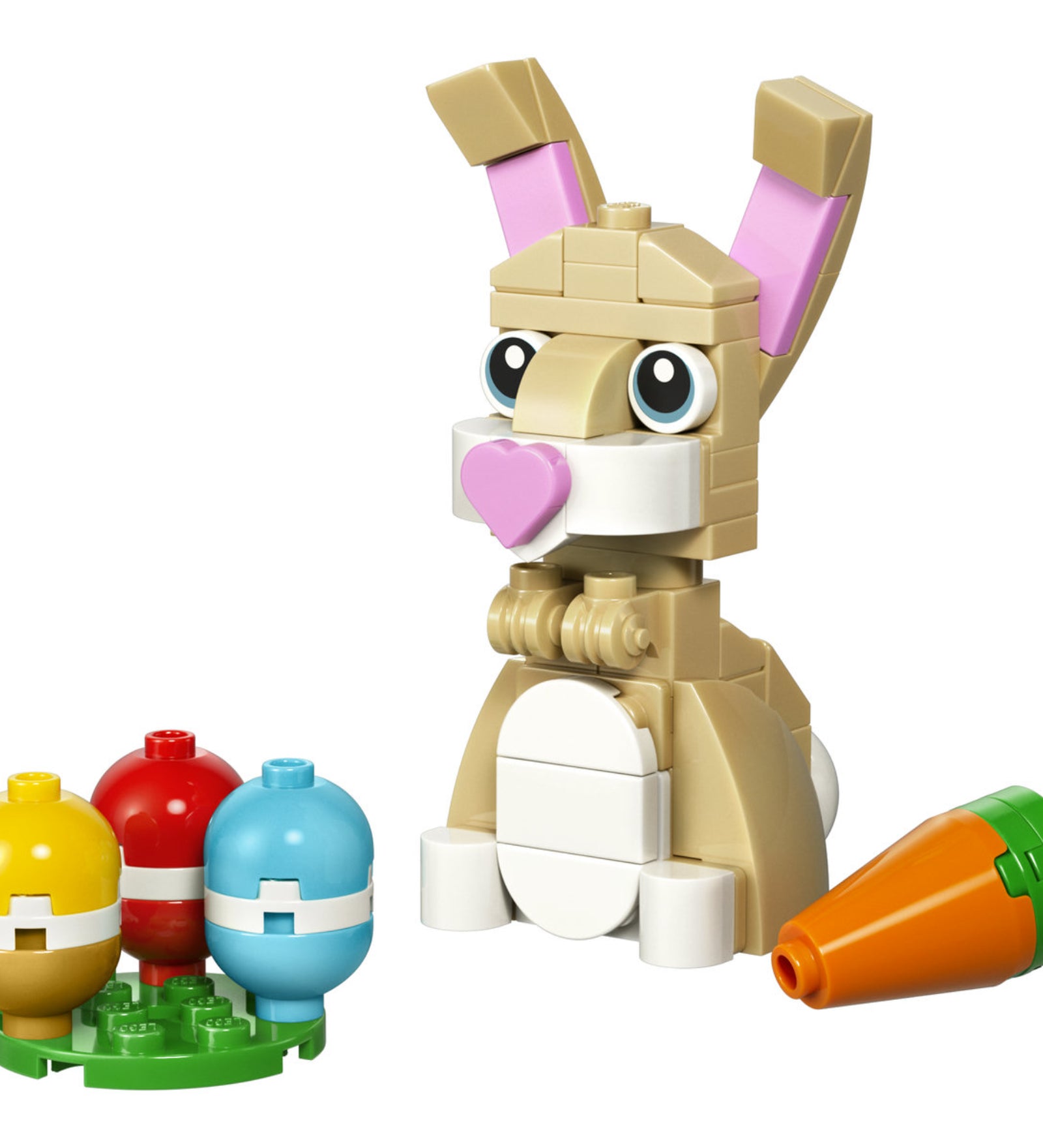 LEGO Creator Cute Easter Bunny (30716) megépített nyuszi figura közelről, három színes tojással és egy narancssárga répával.