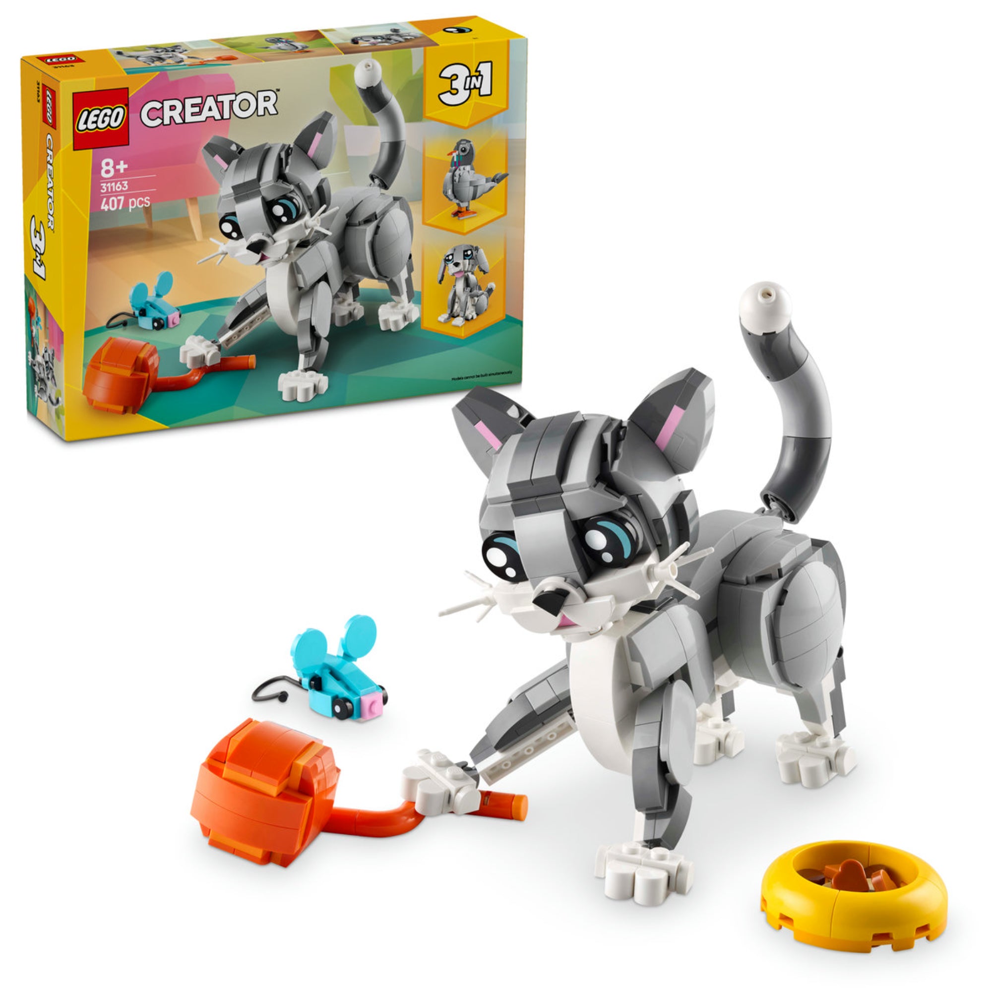 A LEGO Creator 3 az 1-ben Játékos Macska 31163 doboza és az összeállított macska modell, akit egy játék egérrel és egy etetőtálkával láttak el. A háttérben a dobozon látható a további két építhető modell: egy kutya és egy galamb.
