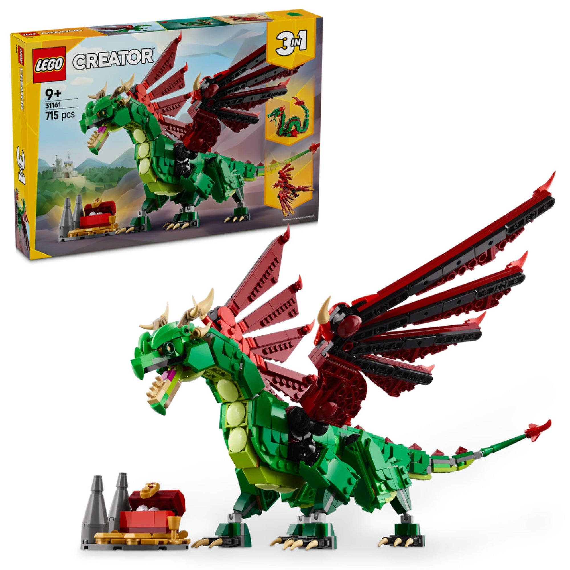 A LEGO Creator Középkori Sárkány 31161 készlet képe, amely a felépített sárkány modellt és a termék dobozát mutatja. A sárkány élénk zöld színű testtel, piros és fekete szárnyakkal, és lenyűgöző részletességgel van ábrázolva, miközben egy kincsesládát őriz. A kép hátterében látható a doboz, amely bemutatja a sárkány mellett a két másik lehetséges modellt: a tengeri kígyót és a főnixet.