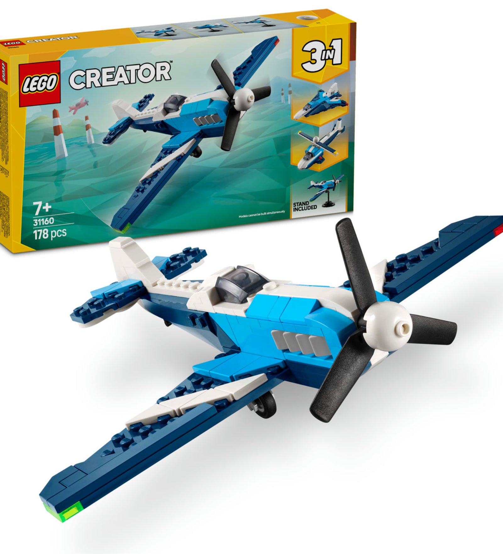 A LEGO Creator Versenyrepülő 31160 készlet képe, amely a felépített propelleres repülőgépet és a termék dobozát mutatja. A repülőgép élénk kék és fehér színekben pompázik, egy forgó propellerrel és részletes dizájnnal, ami hitelesen adja vissza a klasszikus repülőgépek hangulatát.
