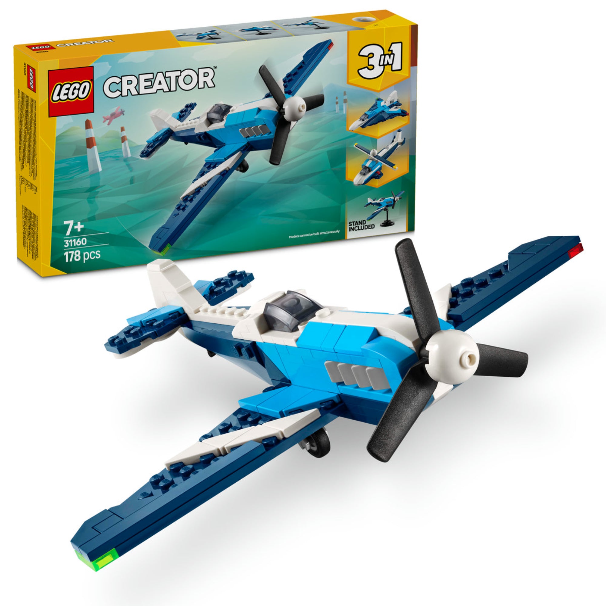 A LEGO Creator Versenyrepülő 31160 készlet képe, amely a felépített propelleres repülőgépet és a termék dobozát mutatja. A repülőgép élénk kék és fehér színekben pompázik, egy forgó propellerrel és részletes dizájnnal, ami hitelesen adja vissza a klasszikus repülőgépek hangulatát.
