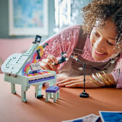 LEGO Creator: Zongora 31392, 485 darabos készlet játék közben, ahol egy gyermek a részletgazdag zongoramodellt, a mikrofont és a cicás kiegészítőt fedezi fel.