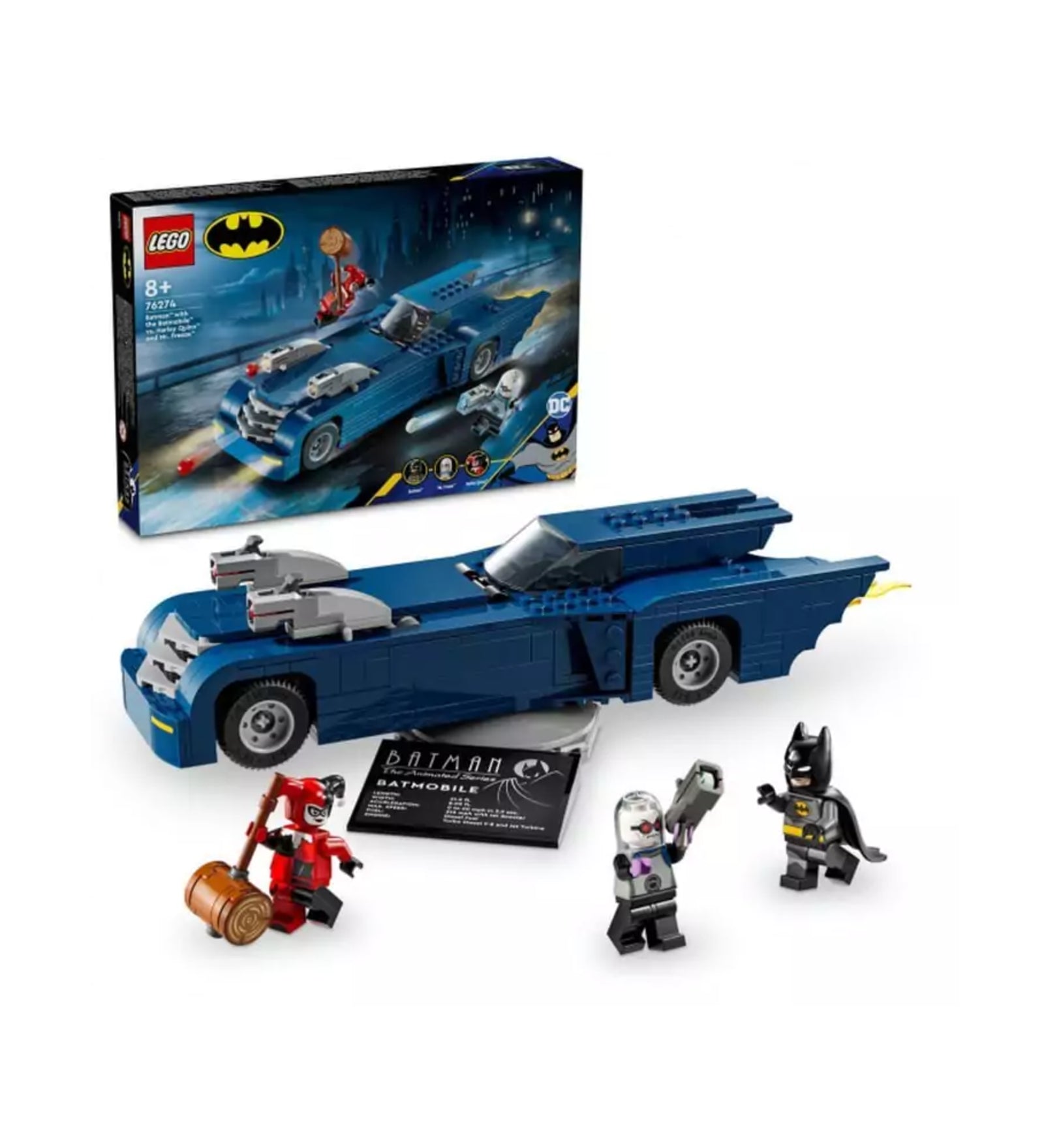 A képen a LEGO DC 76274-es szett tartalma látható kibontva: a lenyűgöző Batmobil modell mellett három minifigura is helyet kap – Batman, Harley Quinn és Mr. Freeze. A Batmobil hosszú, áramvonalas karosszériával és működő ágyúkkal van felszerelve, alatta pedig egy információs tábla található a járműről. Harley ikonikus fakalapáccsal, míg Mr. Freeze jégfegyverrel van ellátva, így tökéletes alapot nyújtanak az izgalmas történetekhez.