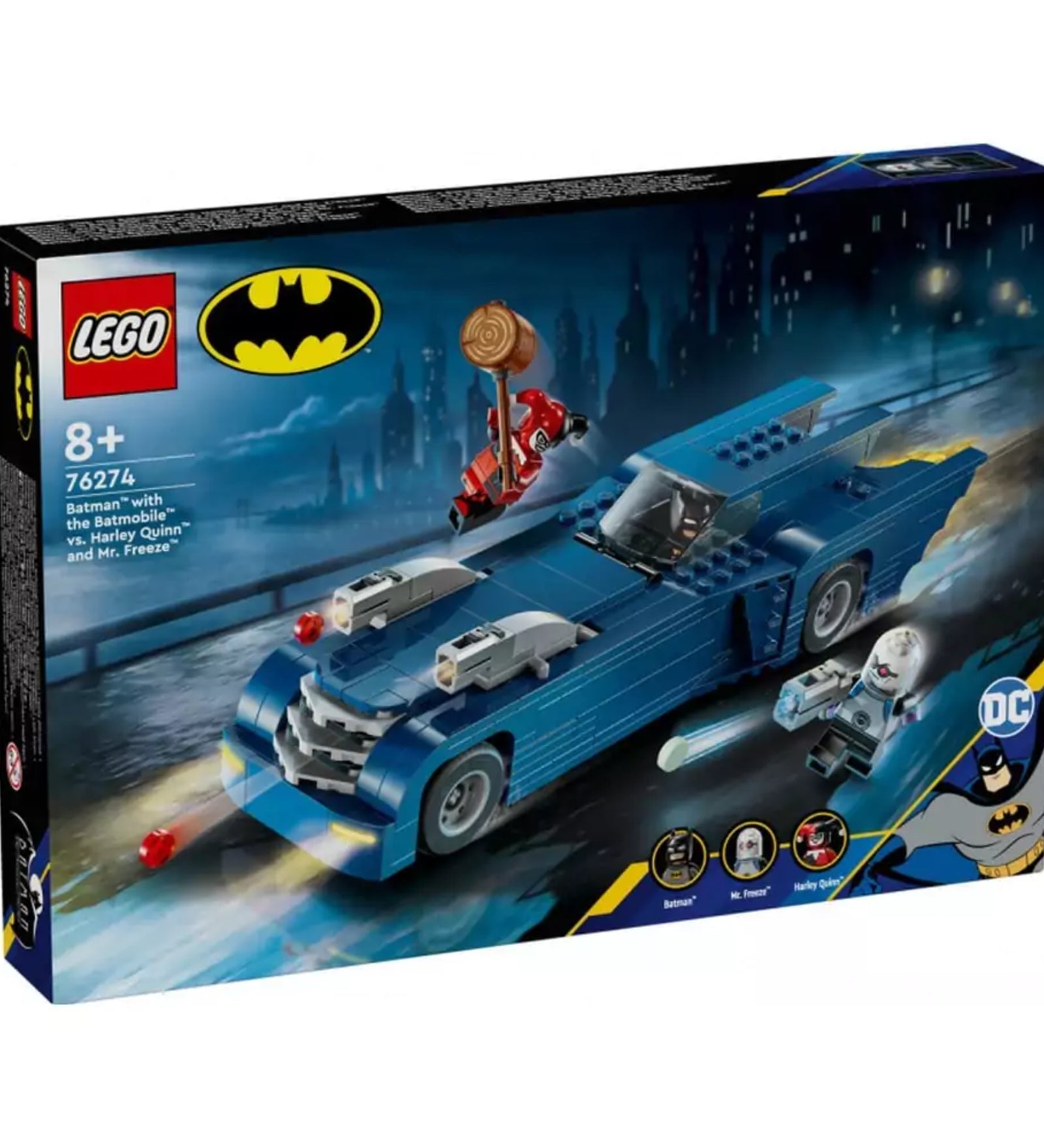 A képen a LEGO DC 76274-es szettje látható, amelyben Batman ikonikus Batmobilja szerepel, és izgalmas összecsapásra kerül sor Harley Quinn és Mr. Freeze ellen. A sötétkék jármű részletes kidolgozása, az elülső ágyúk és áramvonalas forma látványossá teszi az autót, miközben Harley hatalmas kalapáccsal ugrik akcióba, Mr. Freeze pedig fagyasztófegyverével támad. A doboz három minifigurát tartalmaz: Batmant, Harley Quinnt és Mr. Freeze-t.