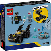 A LEGO DC Batman és a Batmobile vs. Mr. Freeze doboz hátoldala, amely bemutatja az építési folyamatot és az interaktív játékelemeket.