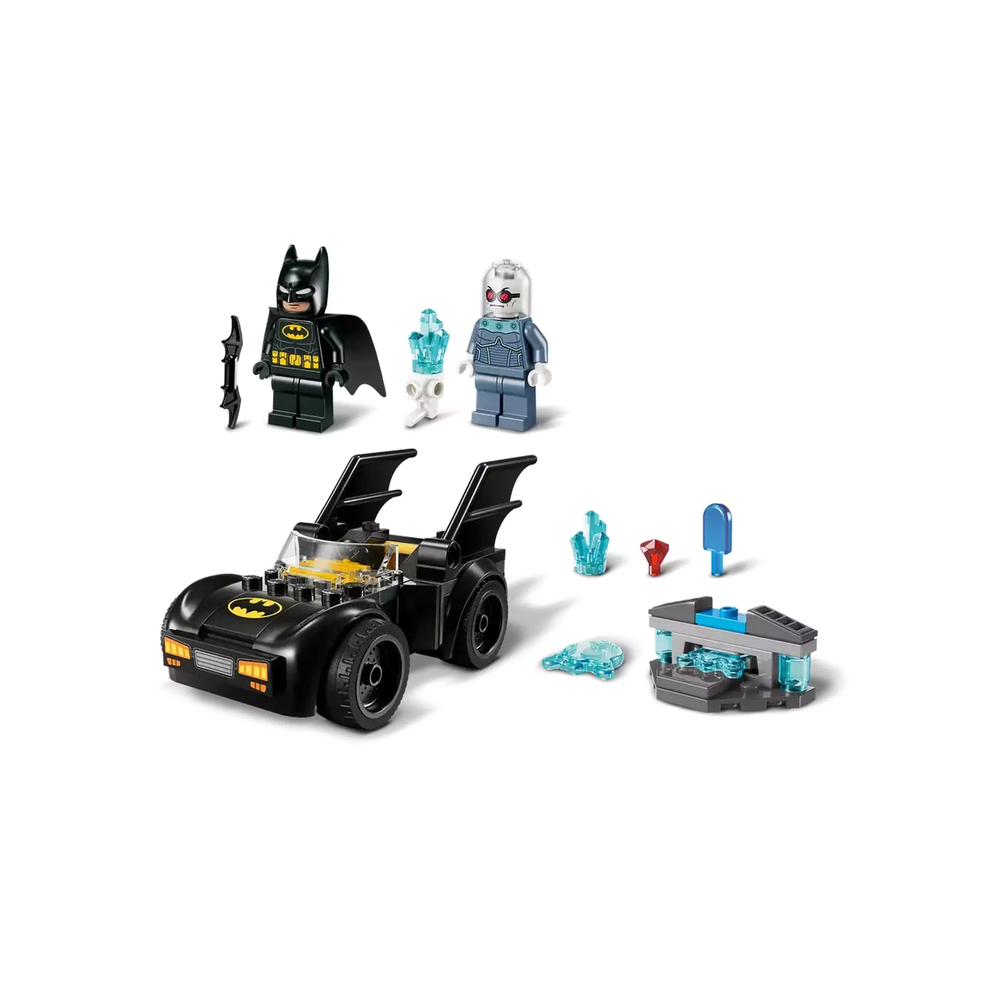 A LEGO DC Batman és a Batmobile vs. Mr. Freeze szett összes eleme: Batman és Mr. Freeze minifigurák, Batmobile, jégkockák és egyéb kiegészítők.