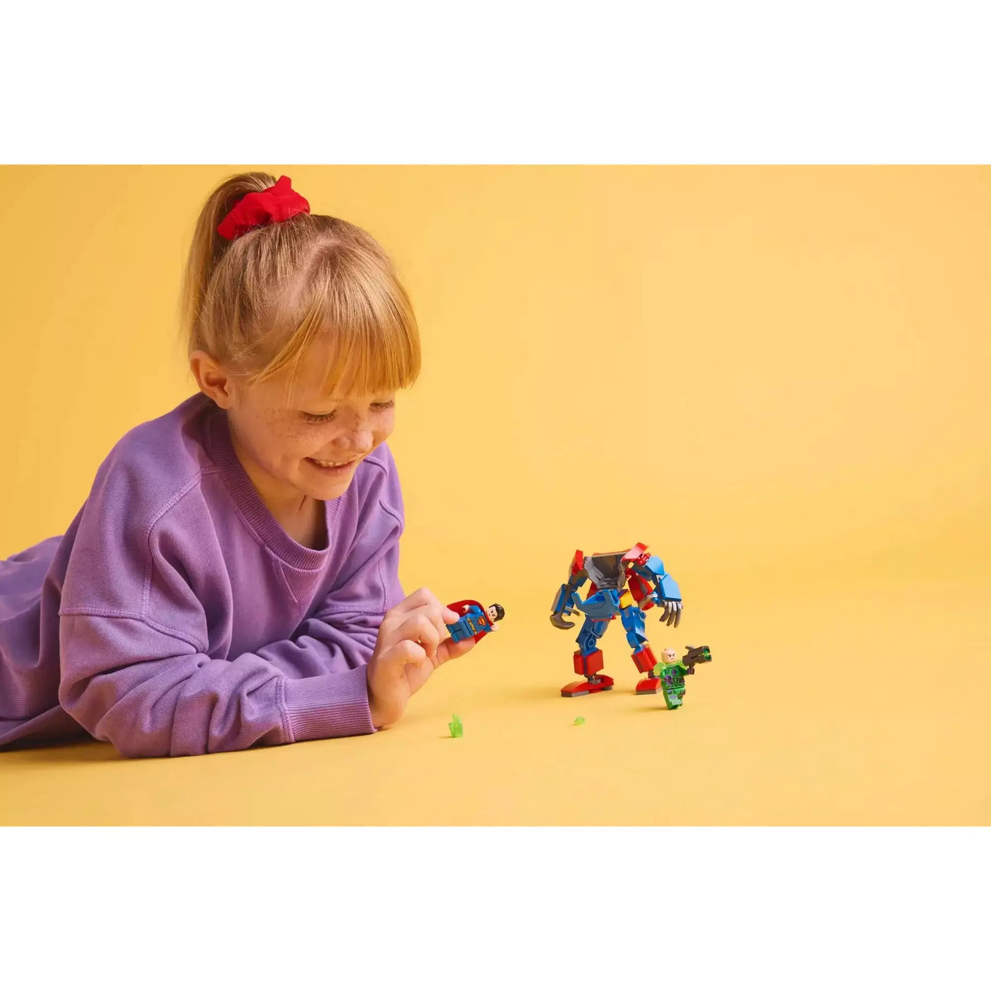 LEGO DC Superman robot vs. Lex Luthor (76302) - Egy boldog gyerek játszik a szettel és a figurákkal.
