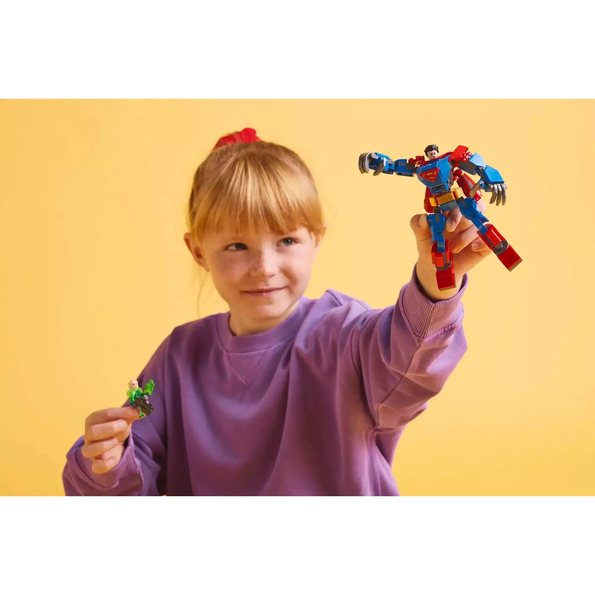 LEGO DC Superman robot vs. Lex Luthor (76302) - Egy fiatal rajongó akció közben a szuperhősökkel