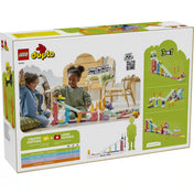 LEGO DUPLO 3 az 1-ben Kreatív versenypályák járművekkel (10478) doboz hátoldala, amely játék közben mutatja a készletet, valamint a három különböző versenypálya-összeállítás lehetőségeit.