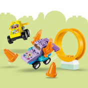LEGO DUPLO 3 az 1-ben Kreatív versenypályák járművekkel (10478) versenyautói akció közben, ugratókkal, bójákkal és körhurok elemmel, amelyek izgalmas autóversenyeket tesznek lehetővé.