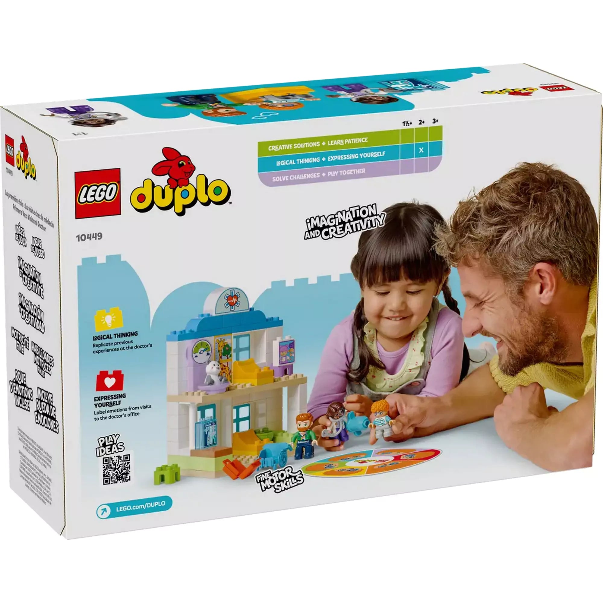 A LEGO DUPLO Első látogatás az orvosnál (10449) hátoldali doboza, amely bemutatja a szett tartalmát, a játék közben fejlődő készségeket és a családi szórakozást.