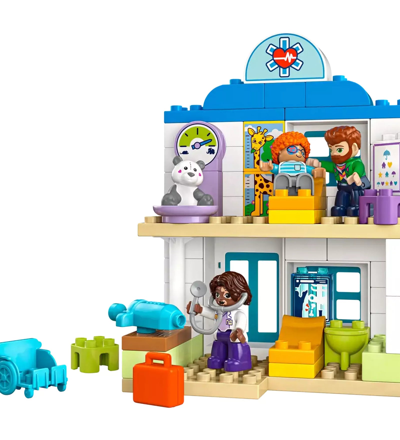 A LEGO DUPLO Első látogatás az orvosnál (10449) épületmodellje, amely bemutatja a részletesen kidolgozott orvosi rendelőt és kiegészítőit, mint a tolószék és a játékszerszámok.







