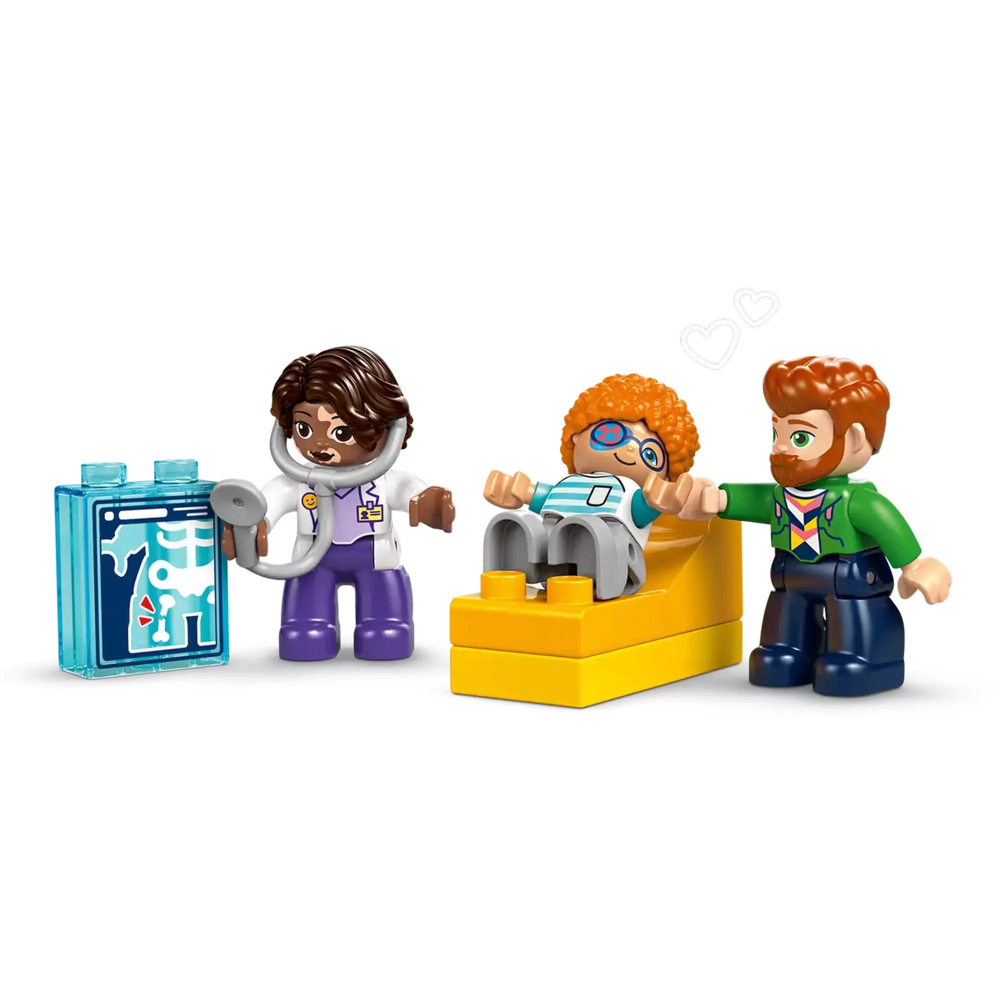 Közelebbi kép a LEGO DUPLO Első látogatás az orvosnál (10449) szereplőiről: egy orvos, egy gyermek és egy szülő, valamint kiegészítők, mint a röntgenkép.