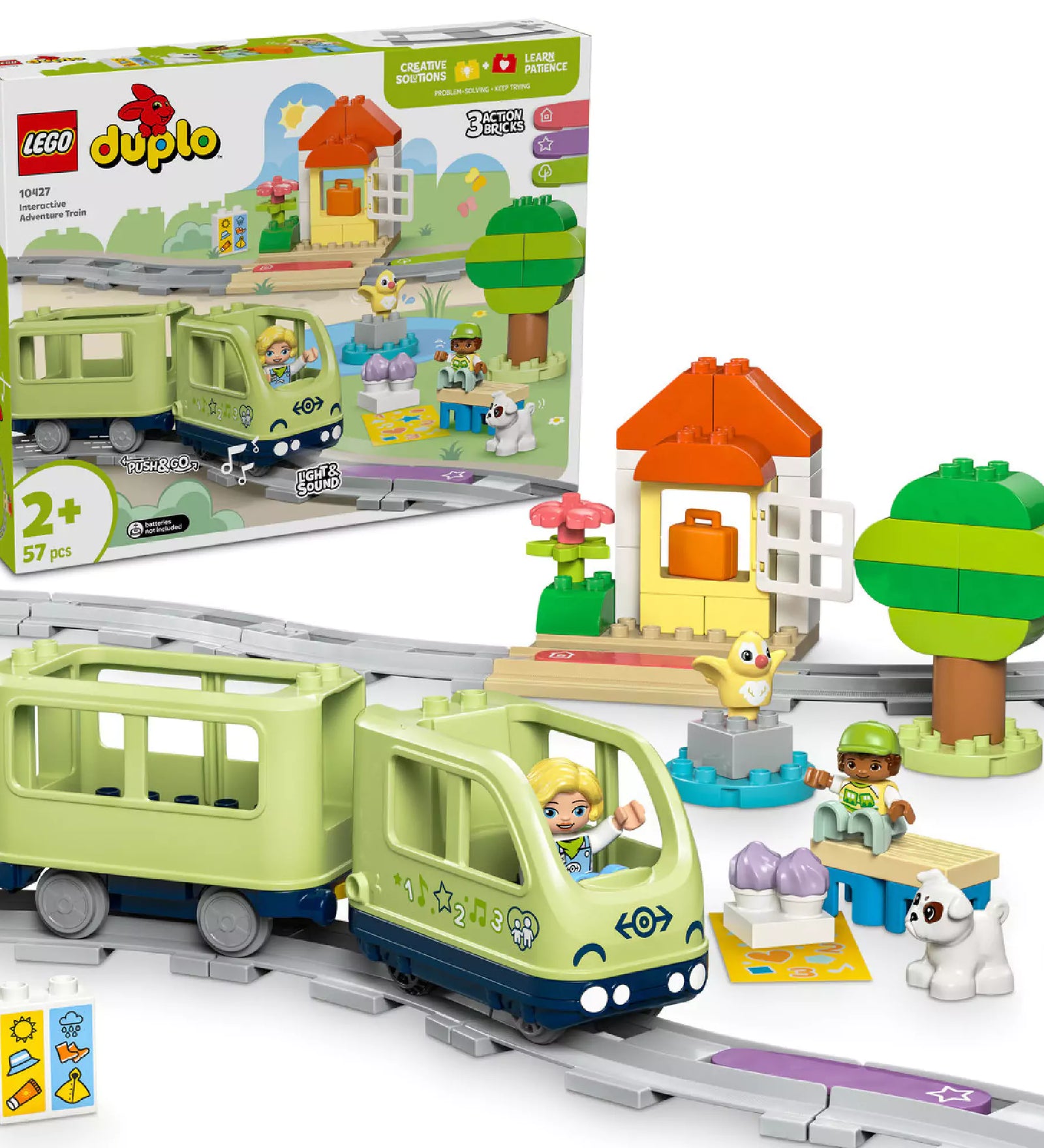 Kicsomagolt LEGO DUPLO 10427 Interaktív kalandvonat készlet: sínpályán haladó vonat, utasokkal, házikóval, fával, kutyával és akciókockákkal kiegészítve.