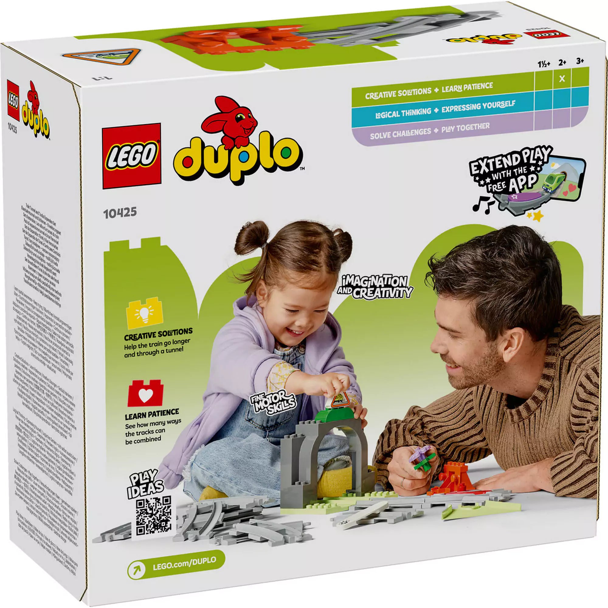 LEGO DUPLO Kiegészítő készlet - Alagút és Vasúti Sínek (10425) dobozának hátoldala, amelyen egy mosolygó kislány játszik egy alagút és sínek összeállításával egy felnőtt segítségével, ösztönözve a kreativitást és a finommotorikus készségek fejlesztését.