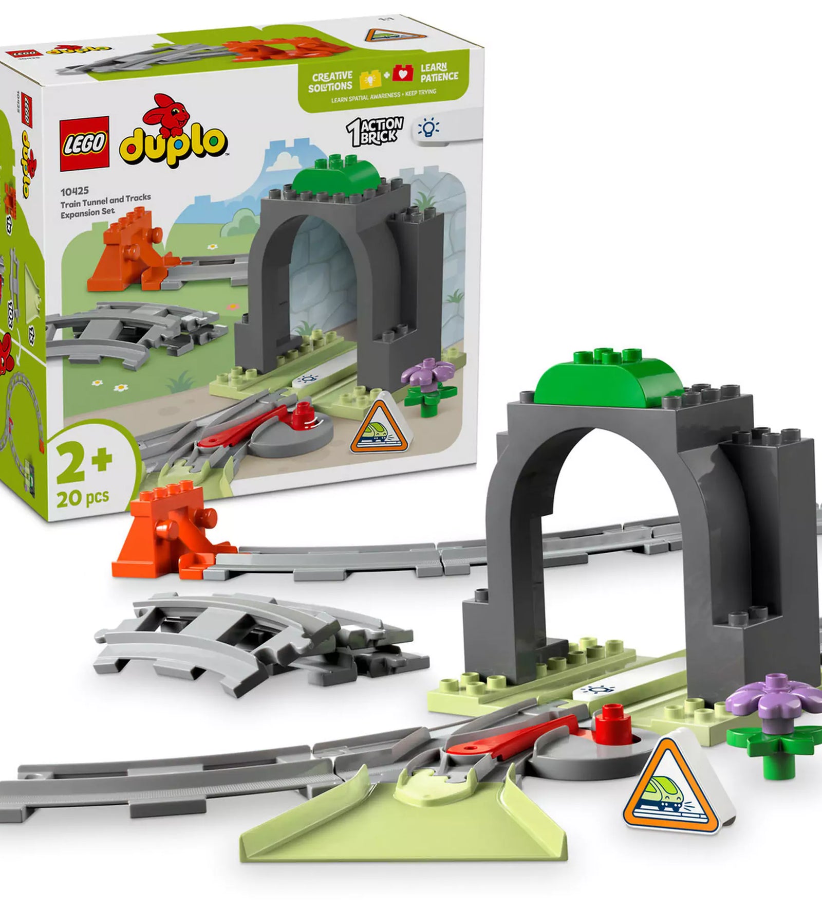 LEGO DUPLO Alagút és Vasúti Sínek kiegészítő készlet (10425) elemei, köztük egy szürke alagút, vasúti sínek, váltó, jelzőtábla és színes dekorációk, valamint a doboz illusztrációja a háttérben.