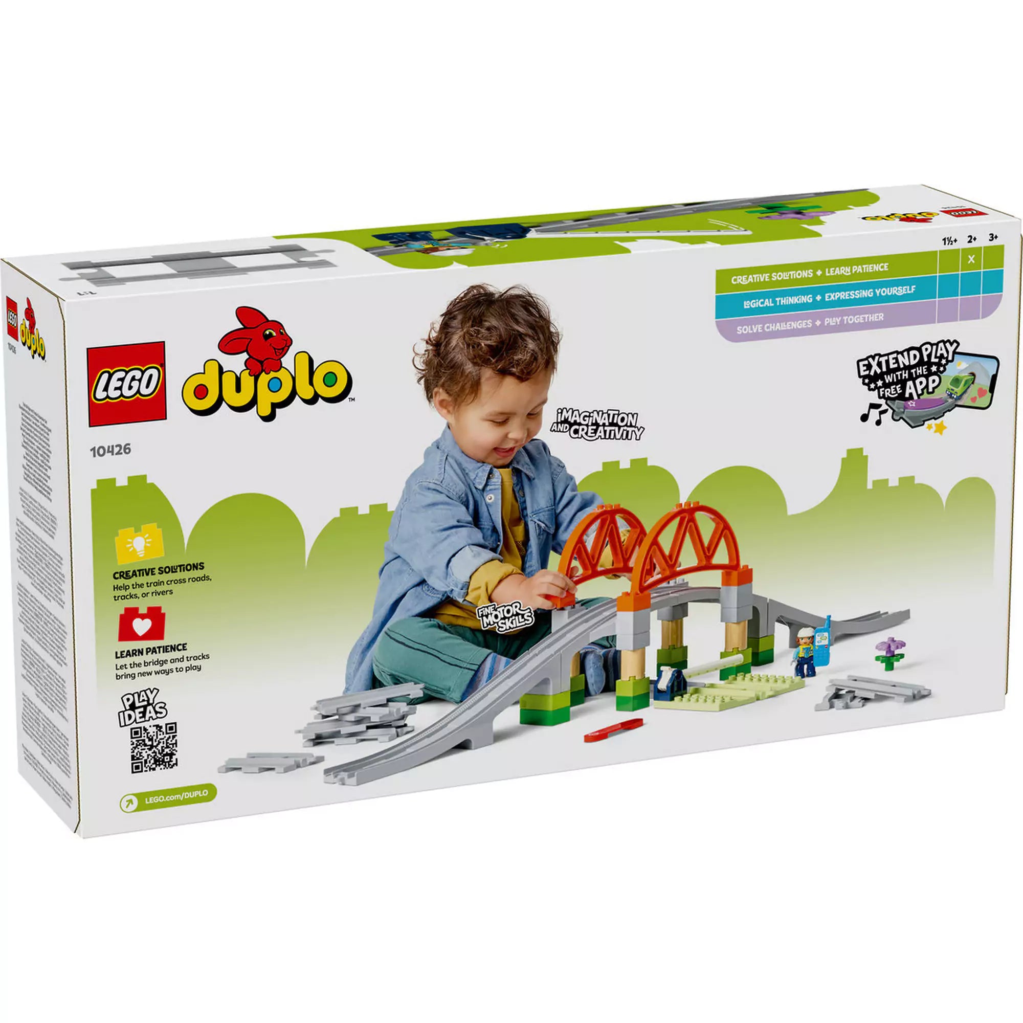 gy LEGO DUPLO Vasúti híd és sínkészlet dobozának hátoldala, amelyen egy kisgyermek játszik a szettel: építhető függőhíd, sínek, emelhető sorompó és egy vonatmérnök figura látható kreatív játék közben.