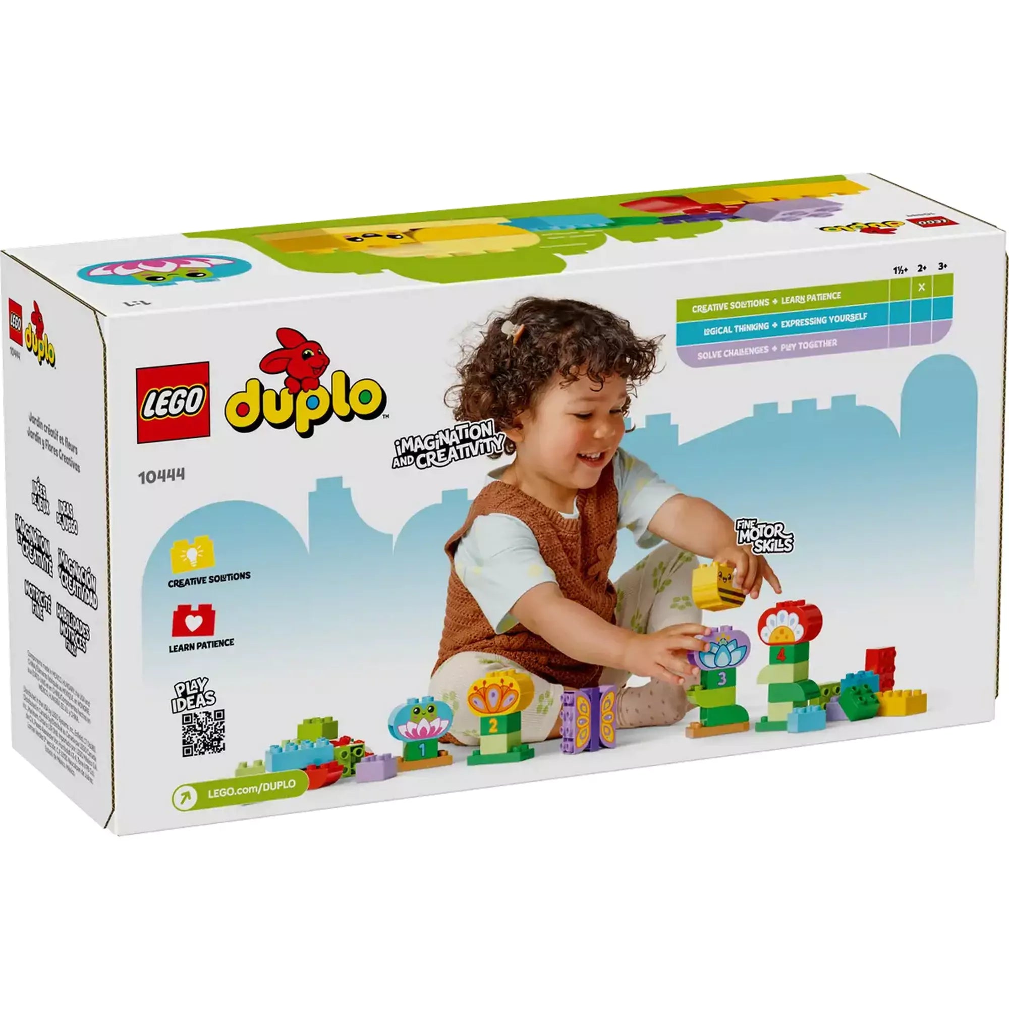 A LEGO DUPLO Kreatív kert és virágok (10444) hátoldala, amely megmutatja a játék építési lehetőségeit, és egy boldog kisgyermek látható, aki a szettet használja

