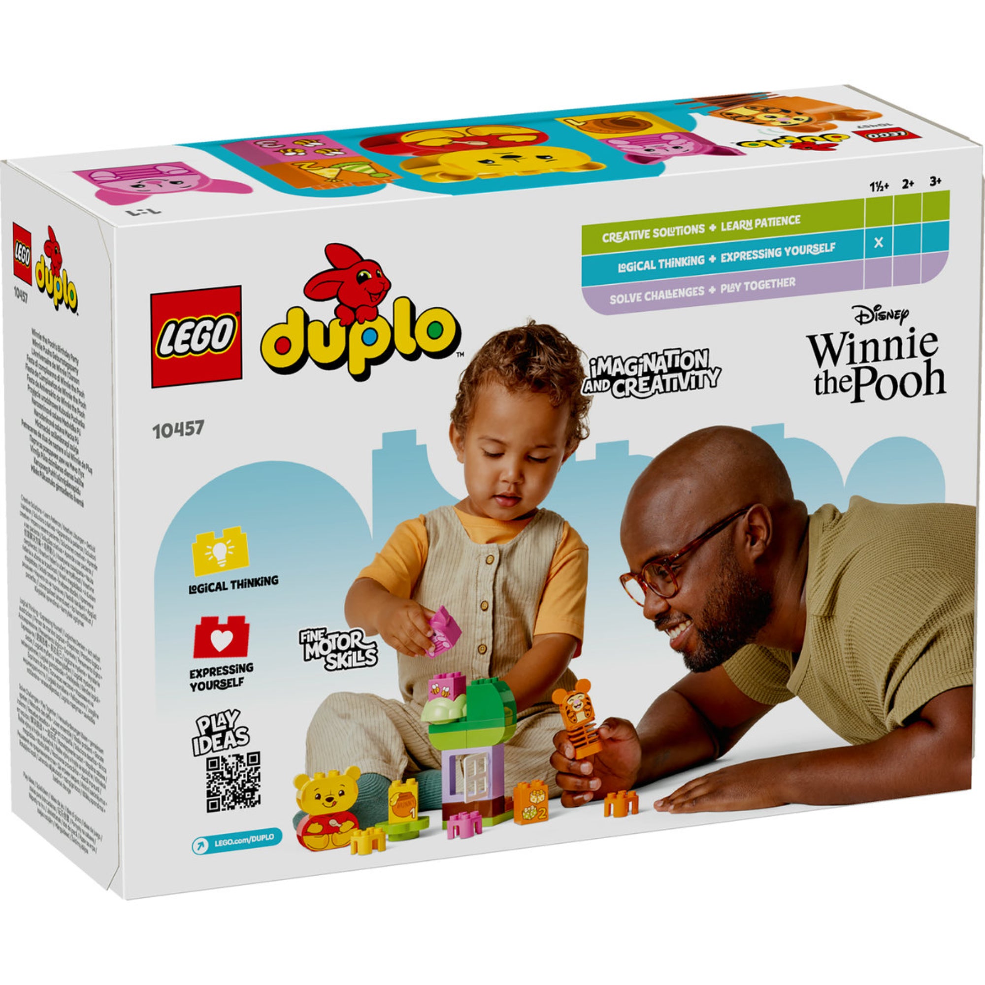 A LEGO DUPLO Micimackó Születésnapi Buli (10457) doboza, amelyen egy kisgyermek és egy felnőtt közösen játszik a színes építőkészlettel Micimackó, Malacka és Tigris figuráival.