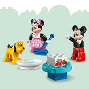 LEGO DUPLO 10465 Mickey Mouse Clubhouse with Minnie & Pluto figurák – Minnie egér, Mickey egér és Pluto kutya asztallal és kiegészítőkkel.
