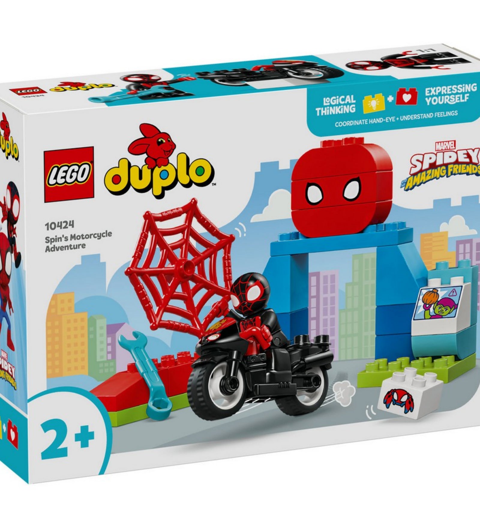 A LEGO DUPLO 10424 Spin motorkerékpáros kalandjai doboza elölnézetből, világos háttéren városi épületekkel, a karakterekkel és a készletben található elemekkel illusztrálva.