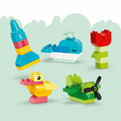 LEGO DUPLO Első színes kreatív dobozom (10479) alternatív építési ötletei, köztük számtorony, virág, bálna, repülő és madárfigurák élénk színekben, kisgyermekek számára.