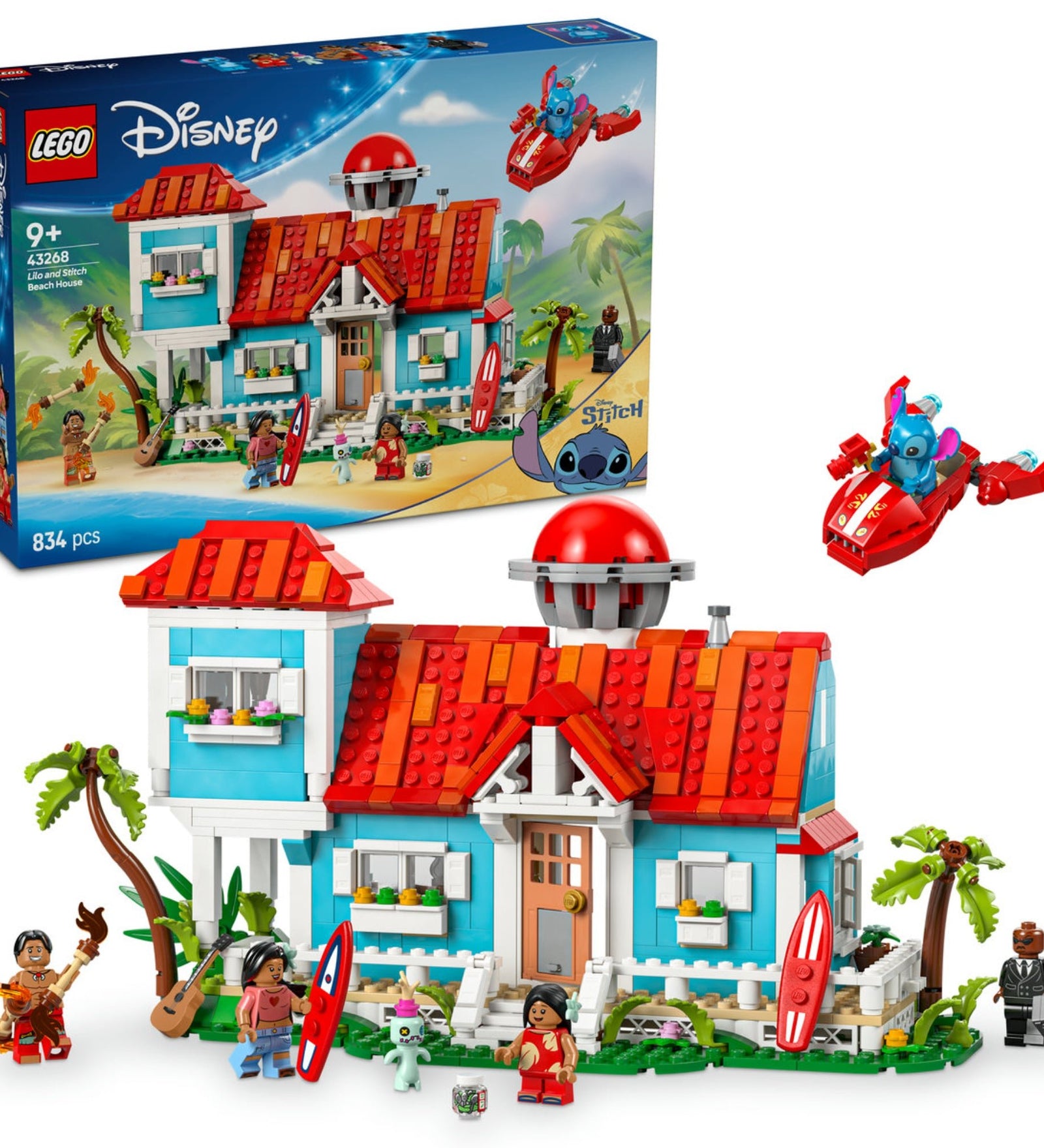 A képen a LEGO Disney Lilo és Stitch Tengerparti Háza (43268) készlet látható, amely egy részletgazdag, kétemeletes tengerparti otthont tartalmaz. A kék és piros színvilágú ház ikonikus elemekkel van díszítve, beleértve a verandát, a szörfdeszkákat és a trópusi növényeket. A készlethez öt LEGO minifigura is tartozik: Lilo, Stitch, Nani, David és Mr. Bubbles, valamint Lilo babája, Scrump.