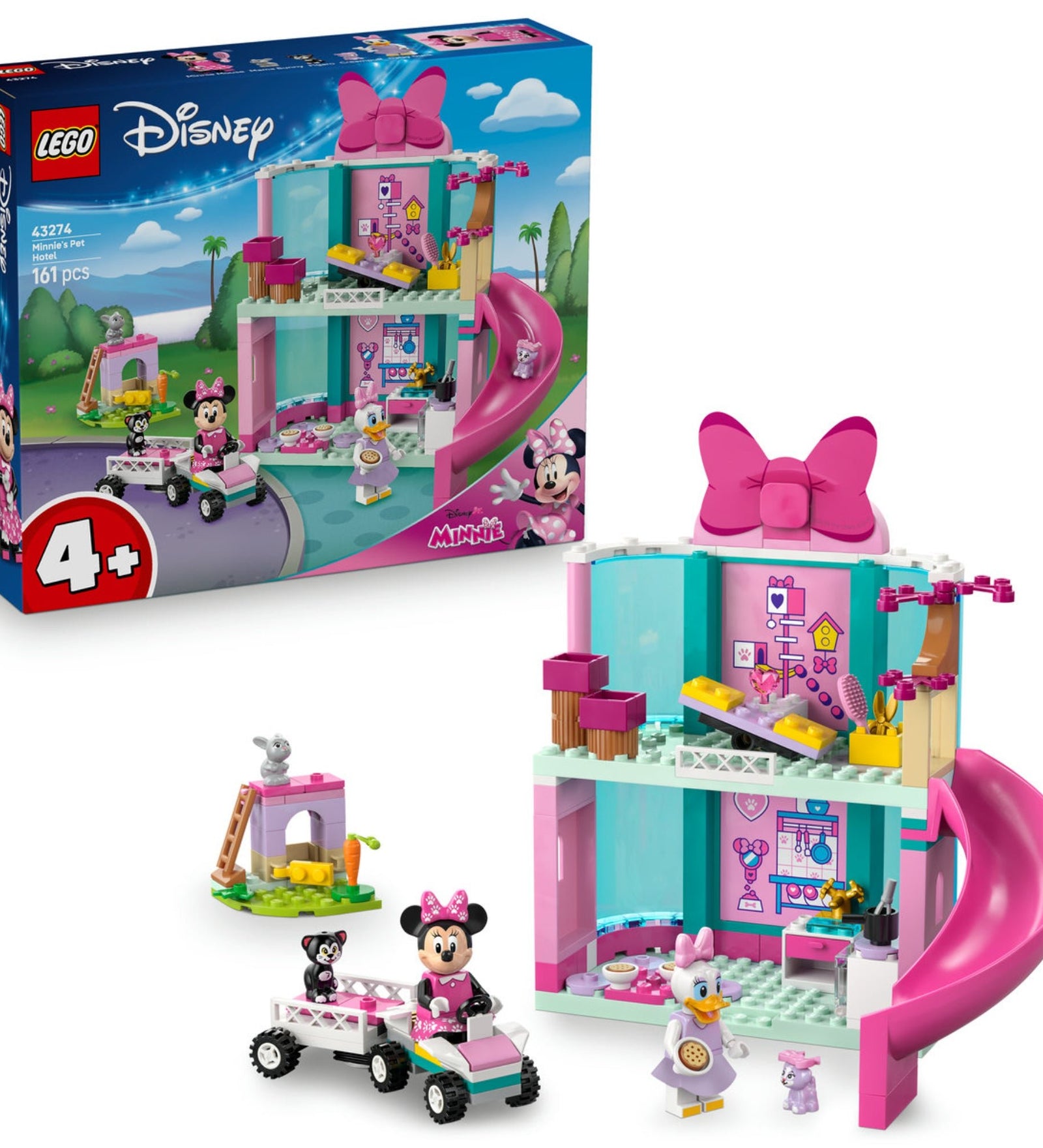 A LEGO Disney 43274 Minnie kisállat szállója szett doboza kicsomagolt állapotban, elöl Minnie egér járművet vezet, Daisy kacsa egy tálat tart, a háttérben a rózsaszín csúszda és a kétszintes kisállat szálló látható.