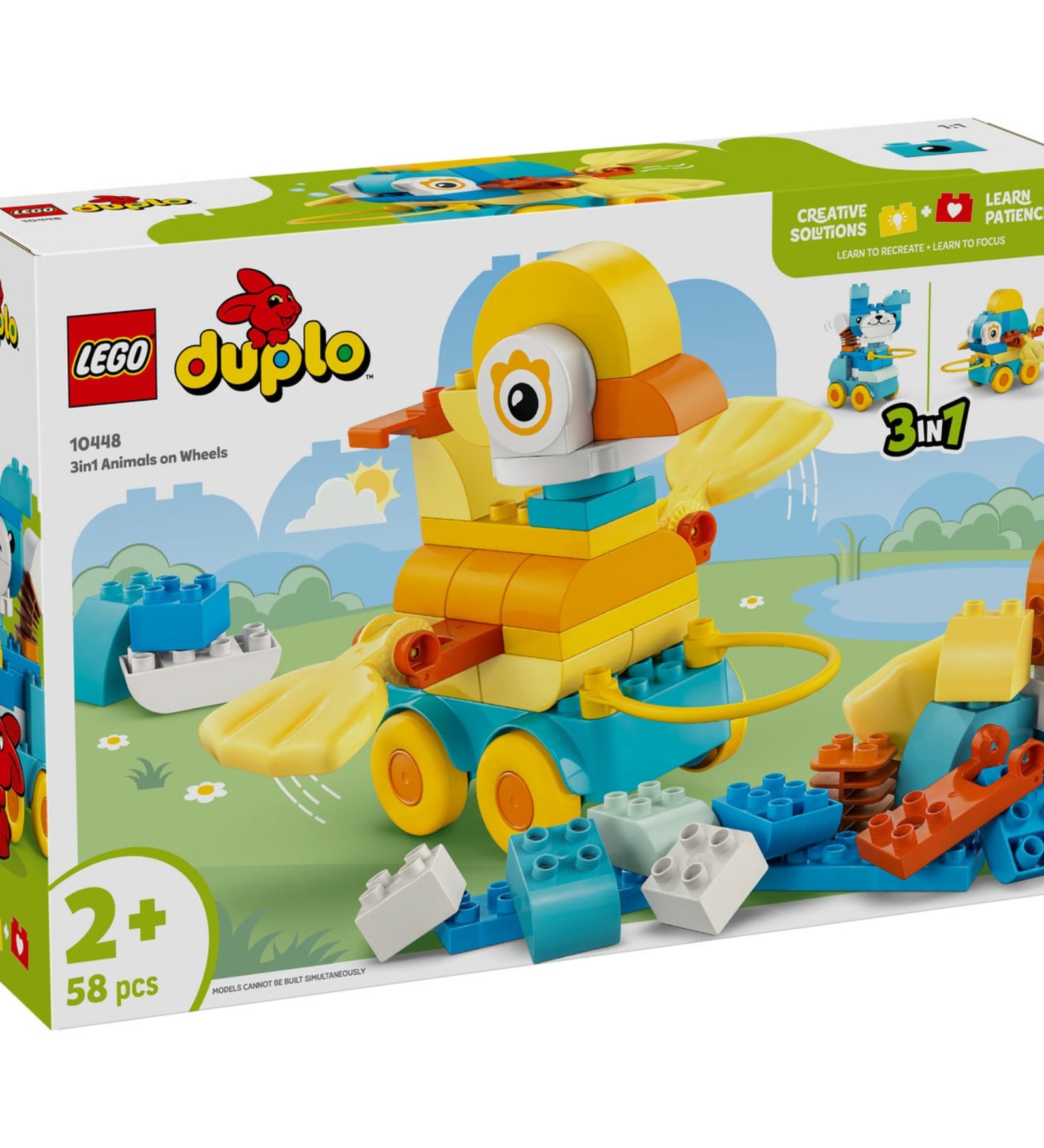 A LEGO DUPLO 3 az 1-ben guruló állatok (10448) doboza közelről, amelyen egy sárga-narancssárga kacsa figura szerepel világoskék kerekekkel és sárga szárnyakkal, a háttérben tavacskás, zöld tájjal.