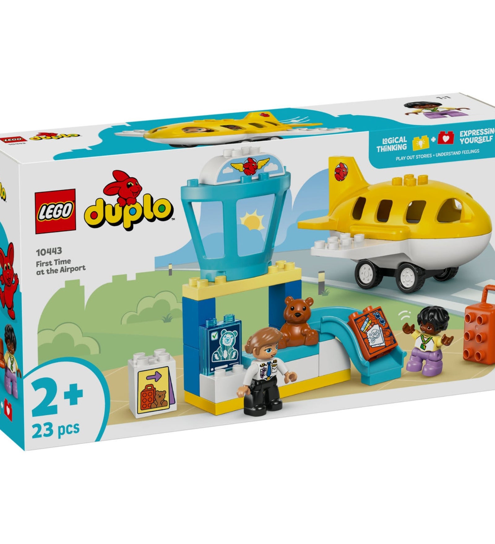 A LEGO DUPLO 10443 Első repülés a repülőtéren színes doboza, előtérben a sárga repülőgép, az irányítótorony, a pilóta, a kisgyerek figura, a bőrönd és a kiegészítők láthatók; bal alsó sarokban a 2+ korosztály jelölés és a 23 darabos készletinformáció.