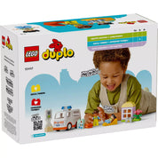 Egy kisgyermek játszik a LEGO Duplo Mentőautó és mentősofőr (10447) készlettel, bemutatva a kreatív és képzelőerőt fejlesztő lehetőségeket.