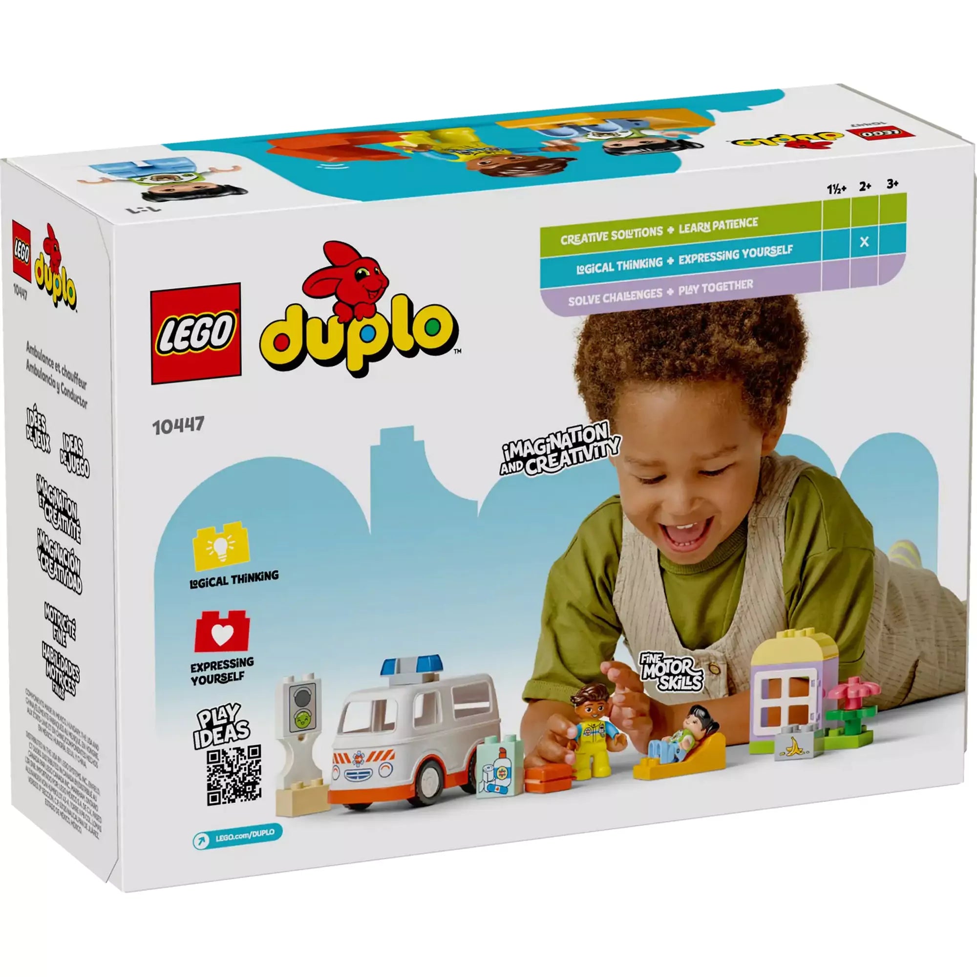 Egy kisgyermek játszik a LEGO Duplo Mentőautó és mentősofőr (10447) készlettel, bemutatva a kreatív és képzelőerőt fejlesztő lehetőségeket.