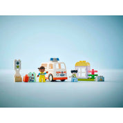 A LEGO Duplo Mentőautó és mentősofőr (10447) összes eleme egy helyen, beleértve a mentőautót, szereplőket és kiegészítőket.