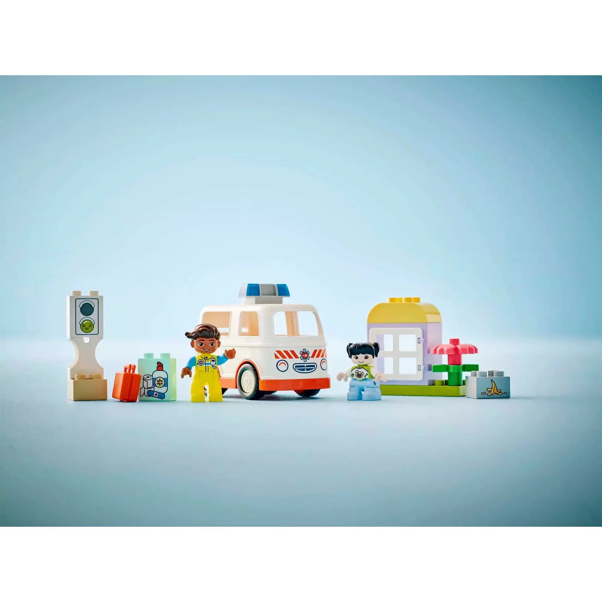 A LEGO Duplo Mentőautó és mentősofőr (10447) összes eleme egy helyen, beleértve a mentőautót, szereplőket és kiegészítőket.