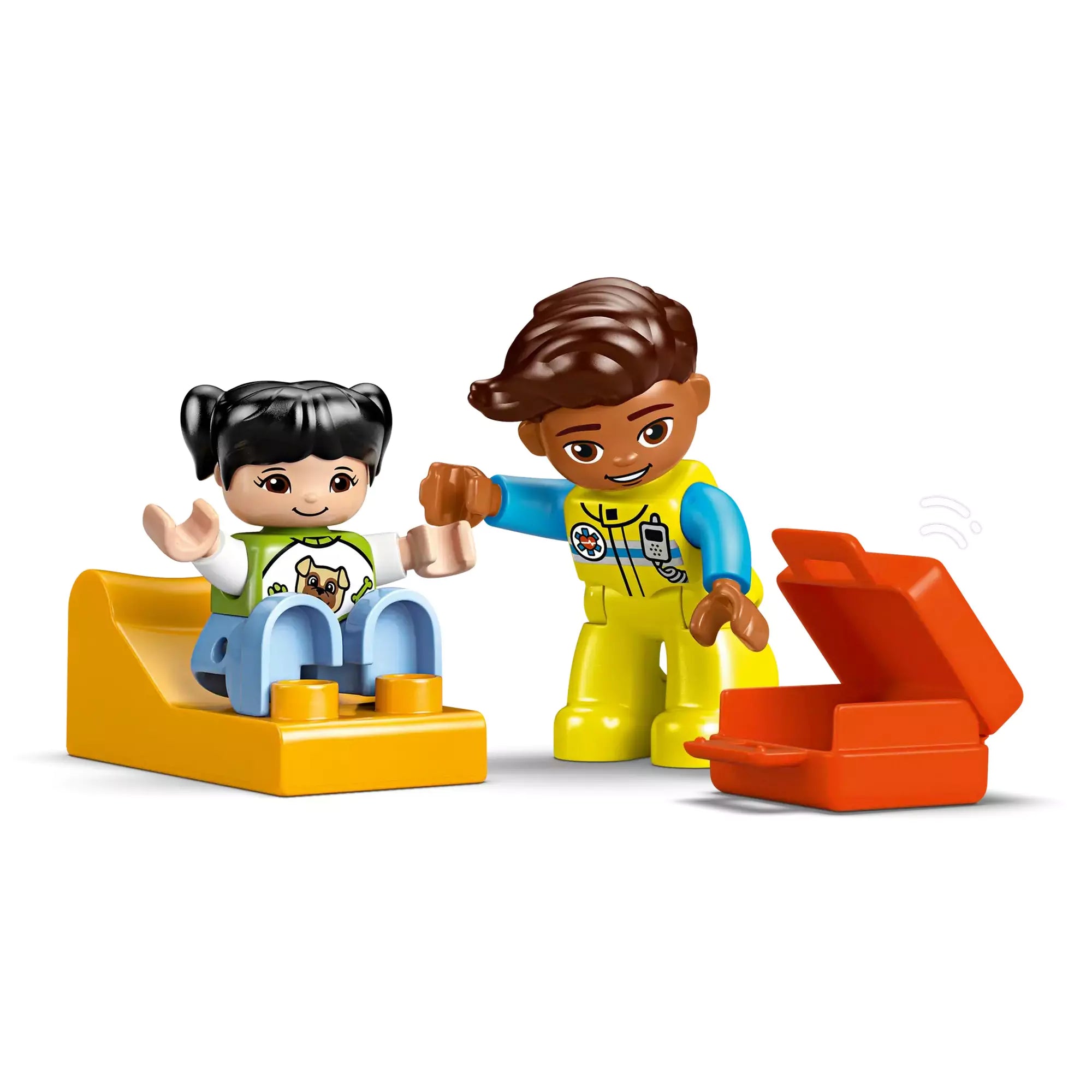  A LEGO Duplo Mentőautó és mentősofőr (10447) készlet karakterei akcióban, megmutatva a mentőautó interaktív funkcióit.