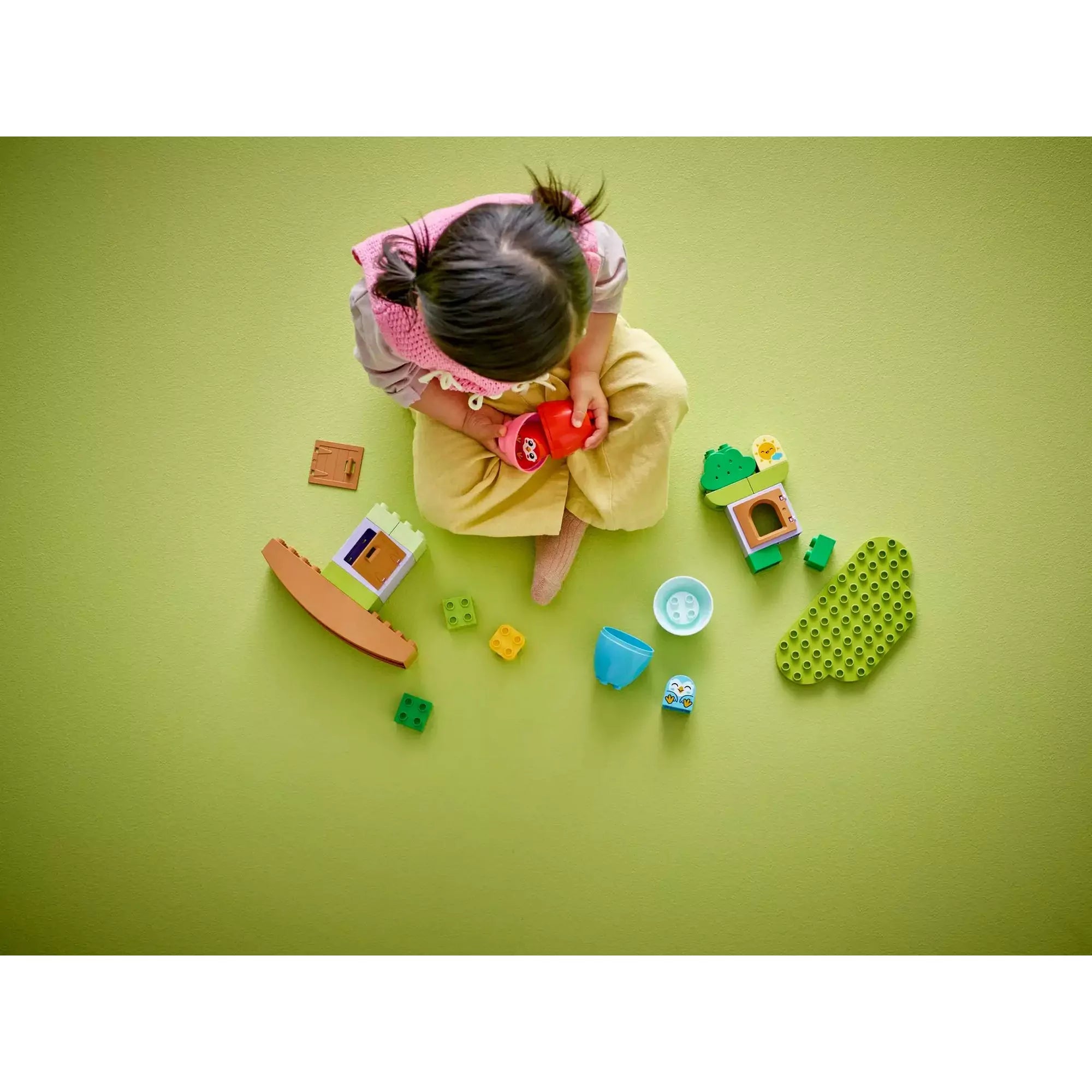 Kisgyermek játszik a LEGO® DUPLO® Mérlegfa (10440) szett részeivel, fejlesztve a kreativitását és problémamegoldó készségeit.