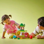 LEGO® DUPLO® Mérlegfa (10440) szett játék közben egy gyermek és egy felnőtt közös építési élményét bemutatva.