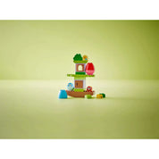 LEGO® DUPLO® Mérlegfa (10440) szett felépítve, az imbolygó lombház és a színes elemek játék közben.