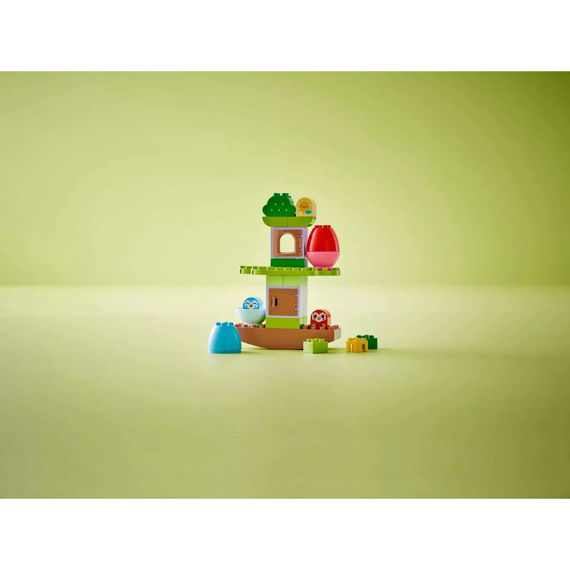 LEGO® DUPLO® Mérlegfa (10440) szett felépítve, az imbolygó lombház és a színes elemek játék közben.